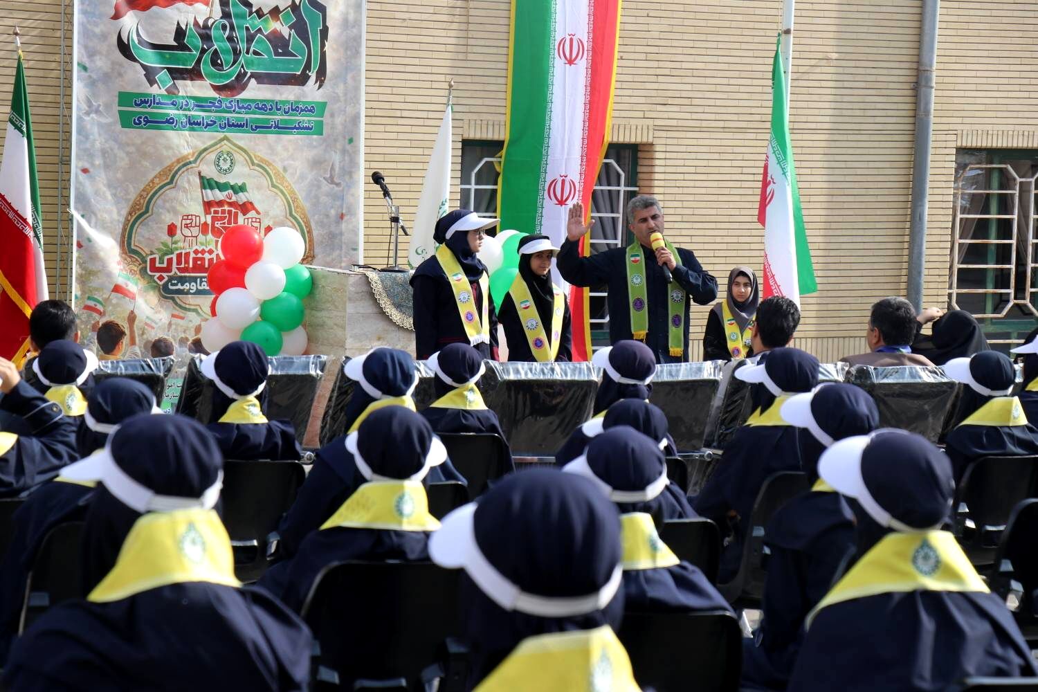 همایش «یاوران انقلاب» ناحیه ۶ مشهد در دبیرستان یاس ۲ 