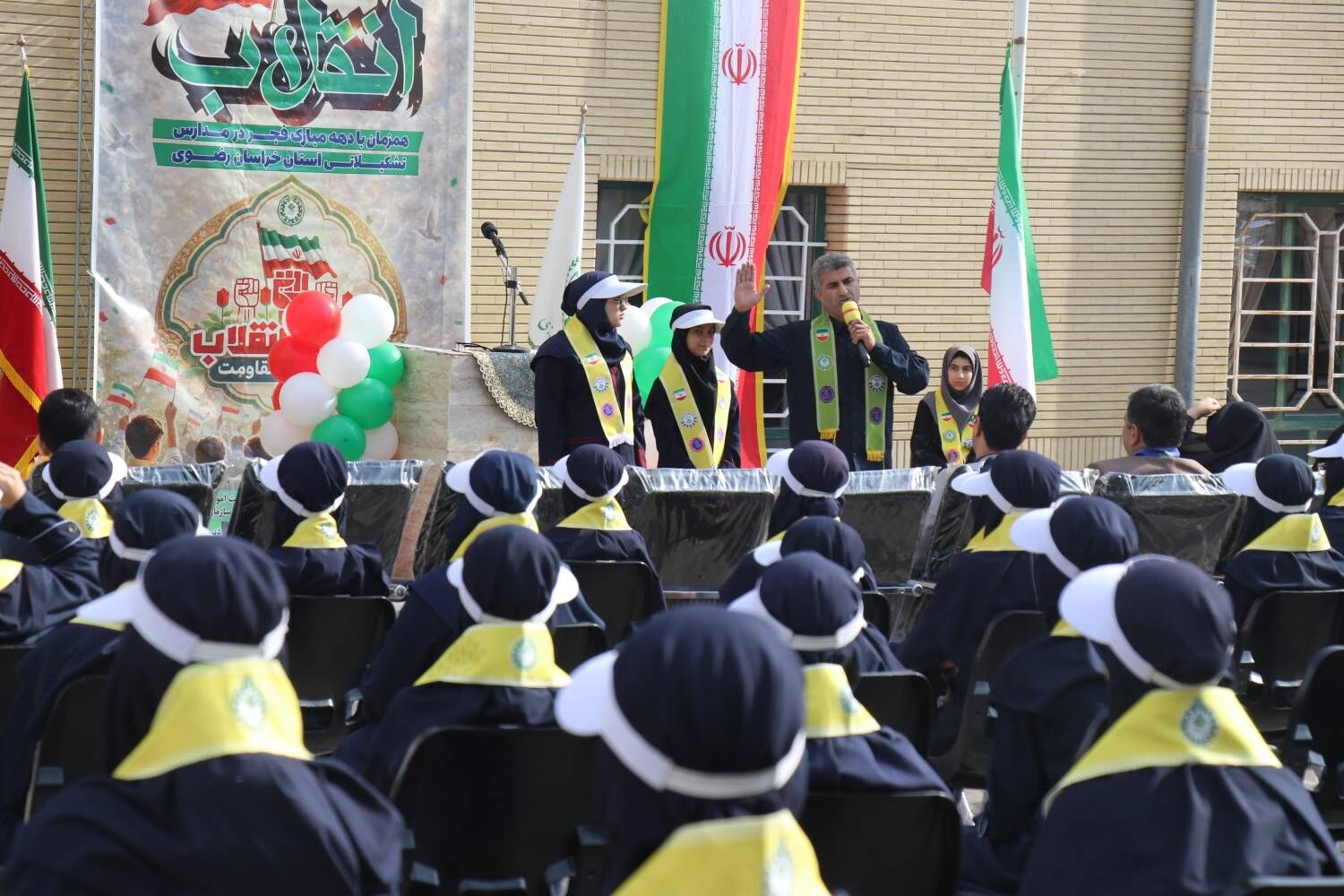 همایش «یاوران انقلاب» ناحیه ۶ مشهد در دبیرستان یاس ۲ 