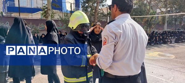  آموزش مهارت‌های اطفای حریق در دبیرستان نمونه محبوبه محبی نیشابور 