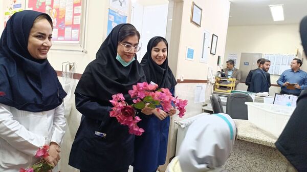 اهدای گل توسط دانش‌آموزان به پرستاران به مناسبت روز پرستار 