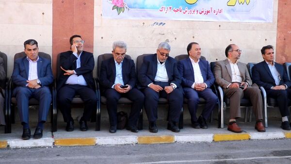 آیین نواختن زنگ سپاس معلم به مناسبت گرامیداشت مقام معلم در دبیرستان حکمت ناحیه 2 اراک