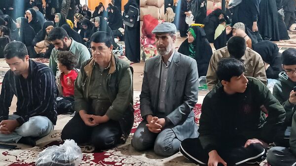 قرائت زیارت عاشورا توسط زائران مسجد جمکران در گلزار شهدای یاسوج
