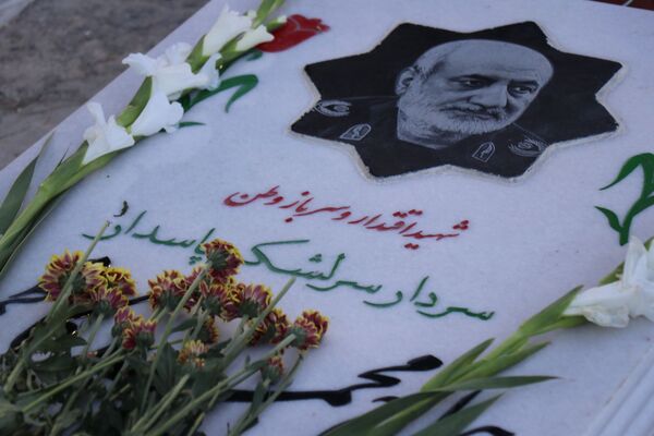 ادای احترام وزیر آموزش و پرورش و فرماندهان سپاه بر مزار سردار شهید کاظمی در بهشت رضا(ع)