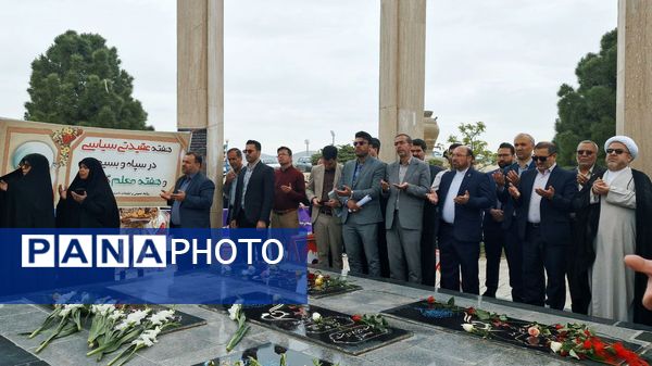 غبار روبی مزار شهدا در قوچان 