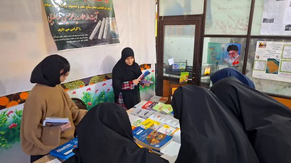 برپایی نمایشگاه کتب کمک‌درسی در دبیرستان دخترانه فاطمیه ناحیه یک کرج