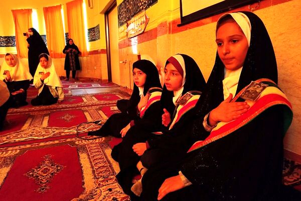 افتتاح کتاب «از ایرانمان دفاع کنیم» در دبستان ۲۲ بهمن با حضور مادر شهید عرشیان افشارمند