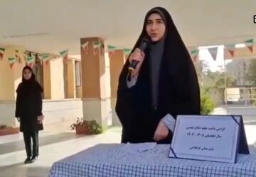 مراسم صبحگاهی متفاوت در دبیرستان فرقدانی به میزبانی هفته دفاع مقدس 