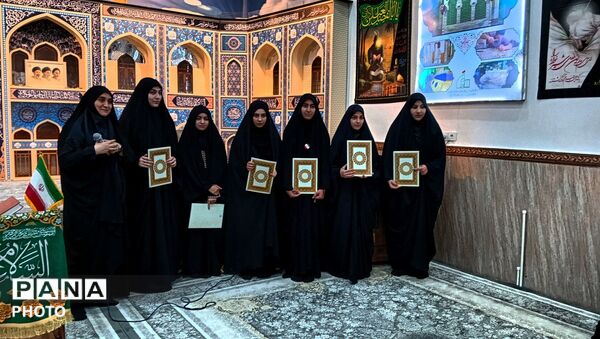 مراسم روضه محرم دختران دانش‌آموز در بیت‌الزهرا عتبات عالیات نظرآباد
