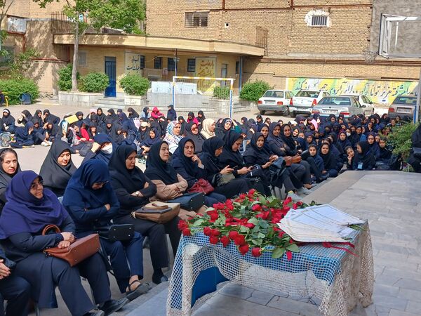جشن سپاس معلم در هنرستان فنی حرفه‌ای بدیع ناحیه یک