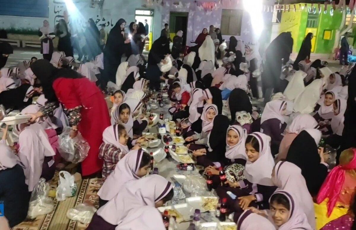 سفره افطار در دبستان شاهد لاله‌های شیراز