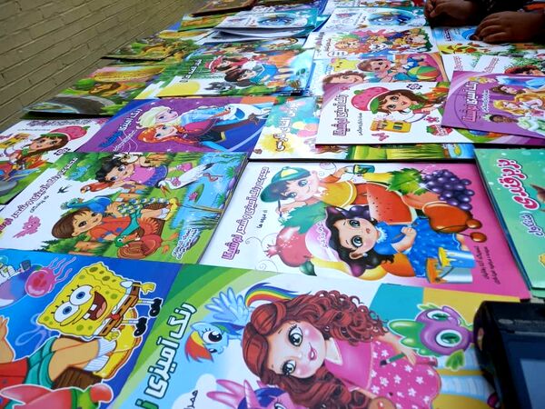 نمایشگاه کتاب در دبستان مریم بندرعباس
