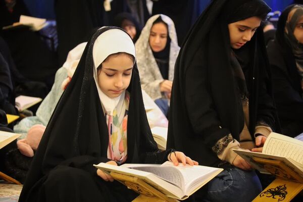 محفل انس با قرآن بانوان به‌مناسبت دهه فجر در امامزاده عباس بن موسی (ع)