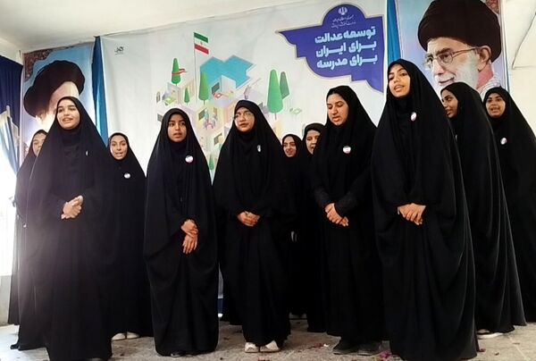 رقابت سرودهای مدرسه‌ای با هم‌صدایی دختران بندرلنگه