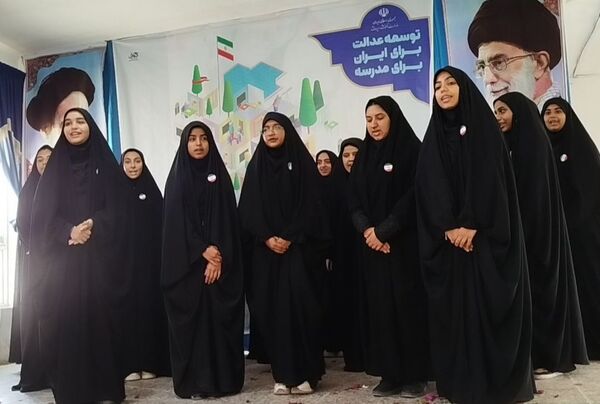 رقابت سرودهای مدرسه‌ای با هم‌صدایی دختران بندرلنگه