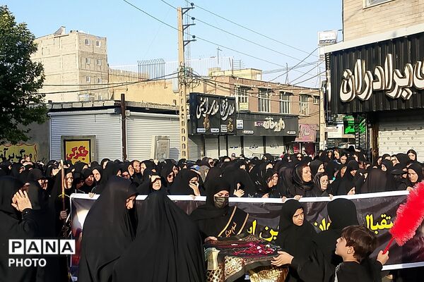 استقبال پرشور مردم شهرک امیریه از کاروان نمادین اسرای کربلا