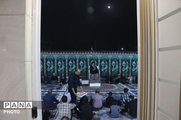 روضه‌خوانی کنار ریل قطار یزد؛ آیینی متفاوت در مسیر عبور شهروندان