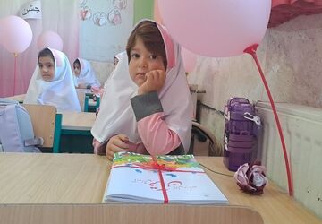 جشن شکوفه‌ها در دبستان روستایی عارف