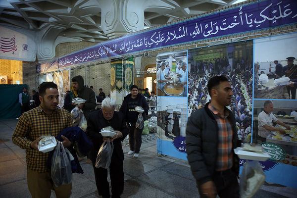 ضیافت افطاری ۲۵ هزار نفری حرم بانوی کرامت در شب میلاد کریم اهل بیت (ع)