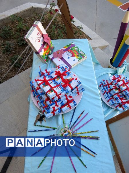 برگزاری جشن شکوفه‌های کلاس اولی‌ها در مدرسه دخترانه امام خمینی(ره) 