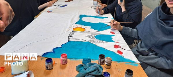  نقاشی همگانی با موضوع «ایرانِ قوی» در دبیرستان اهل‌البیت ناحیه 4 کرج 