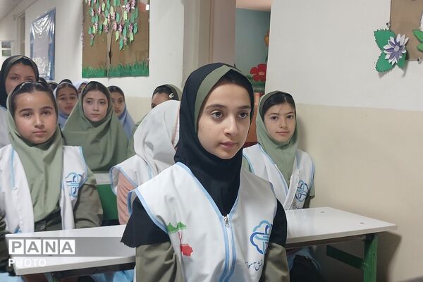 تجلیل از برگزیدگان جشنواره هنری فردا و المپیاد ورزشی در دبستان رضوان بهارستان‌دو