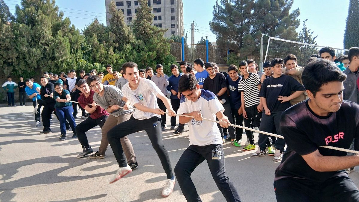 برگزاری مسابقات ورزشی دبیرستان معلم ساوجبلاغ در هفته تربیت‌بدنی