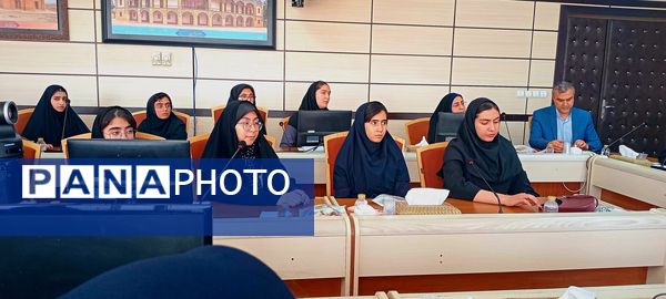 نشست بین نسلی دانش‌آموزان دختر منتخب با حضور مشاور وزیر و استاندار 