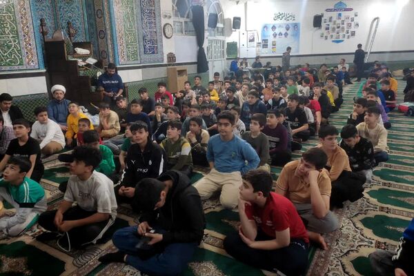 اعتکاف دانش آموزی در مسجد حضرت ابوالفضل قیامدشت