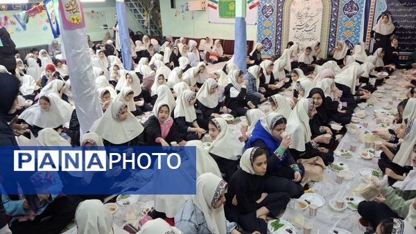 مراسم افطاری در دبستان دخترانه شهید باهنر با حضور دانش‌آموزان و اولیاء