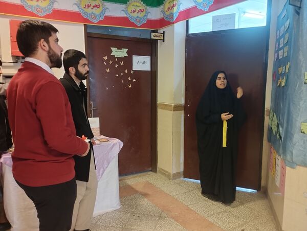 برپایی نمایشگاه مدرسه انقلاب در دبیرستان پروین اعتصامی حاجی‌آباد