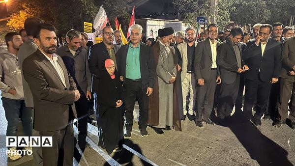 اجتماع بزرگ فرهنگیان و دانش‌آموزان یاسوج در خیابان جمهوری