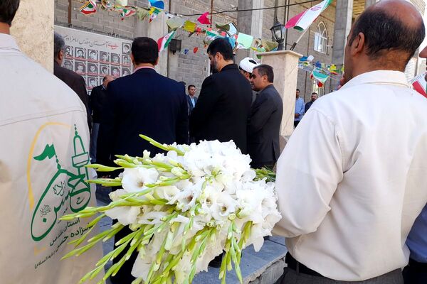غبارروبی مزار شهدا در امام زاده حسن(ع) نسیم‌شهر