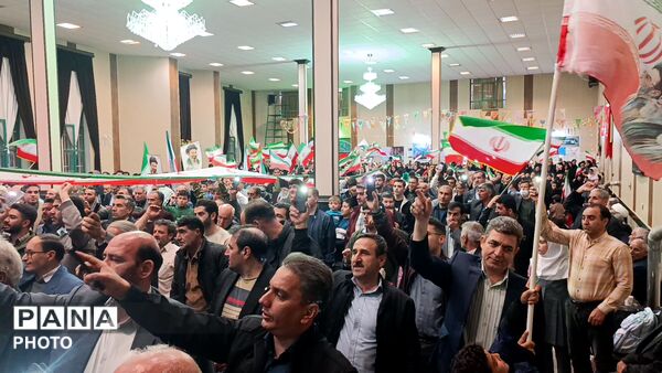 تجمع فرهنگیان و دانش‌آموزان ملکان در یادبود شهدای جنگ‌ تحمیلی سوم 