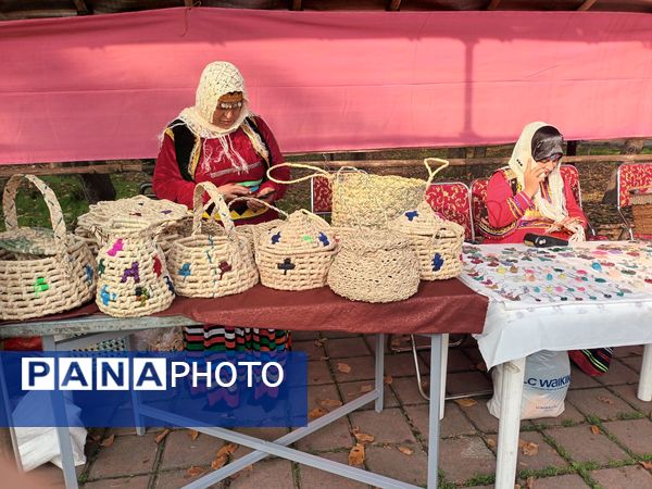 نمایشگاه دست سازه‌ها، نمایش حضور سوادآموزان