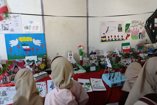 مراسم دهه فجر و برگزاری نمایشگاه دست‌سازهای دانش‌آموزی در دبستان شیخ کلینی