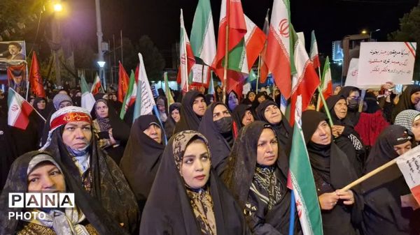 طنین دوباره شعارهای وفاداری در نورآباد؛ نود و هشتمین شب بیعت با رهبر انقلاب