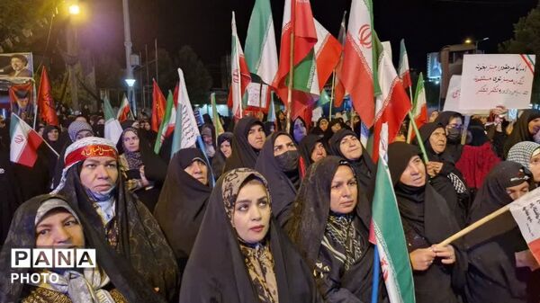 طنین دوباره شعارهای وفاداری در نورآباد؛ نود و هشتمین شب بیعت با رهبر انقلاب