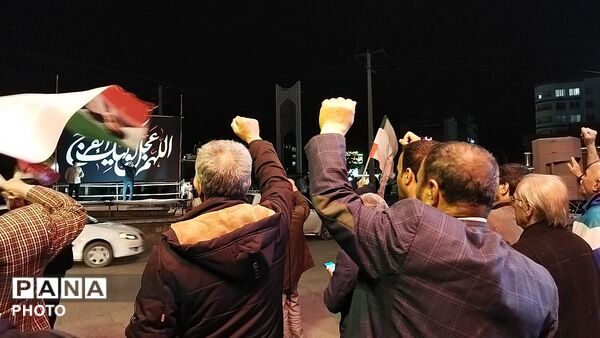 میدان ازادی هر شب میزبان وطن پرستان نیشابوری می شود 