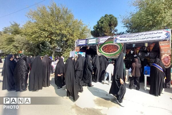 برپایی غرفه قرآن - عترت، فرهنگی - هنری و سلامت در مصلای نماز جمعه چهاردانگه