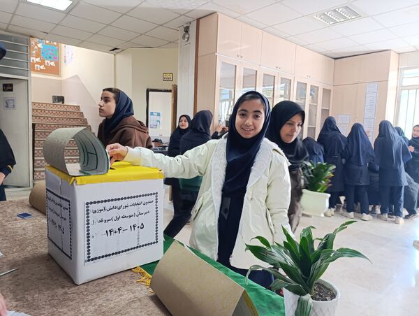 رقابت پرشور دانش آموزان در انتخابات شورای دبیرستان میرزا جعفر سروقد