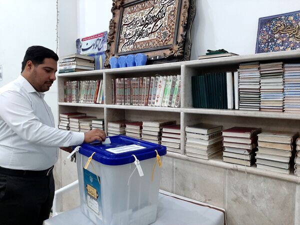 شرکت با شکوه ملت شریف ایران در چهاردهمین دوره انتخابات ریاست‌جمهوری