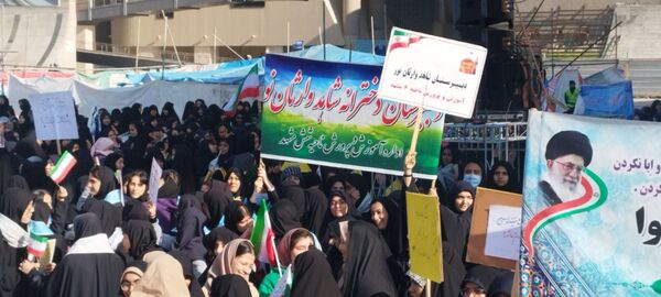 راهپیمایی سیزدهم آبان ماه با حضور دختران دبیرستان شاهد وارثان نور 