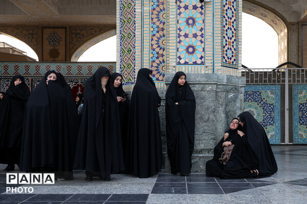 سوگ و حزن اعلام شهادت رهبر معظم انقلاب در حرم مطهر رضوی-۲