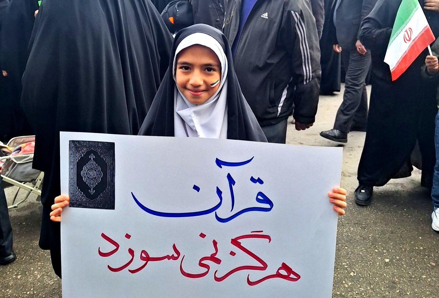 حضور پرشور دانش آموزان دبستان تربیت در راهپیمایی ۲۲ بهمن