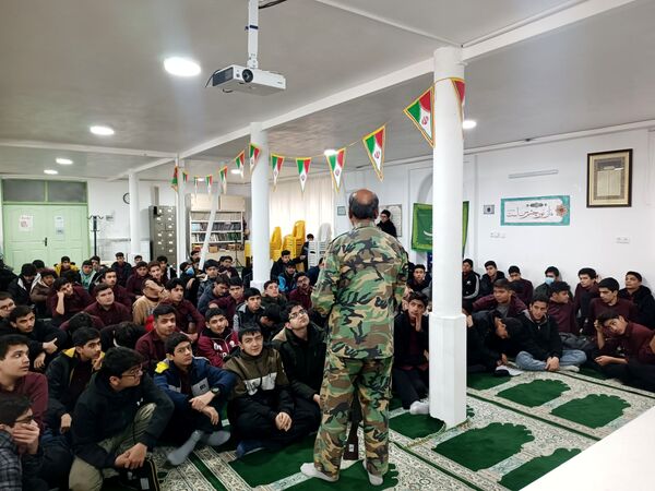 کلاس عملی  آمادگی دفاعی در دبیرستان نمونه آیت الله خامنه ای 