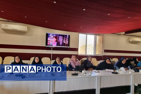 برگزار کارگاه‌های آموزشی ویژه رابطین امور بانوان مدارس منطقه کهریزک 