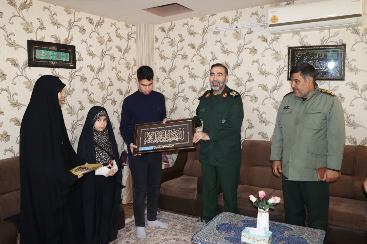شهدا همچون ستارگان در جامعه می درخشند