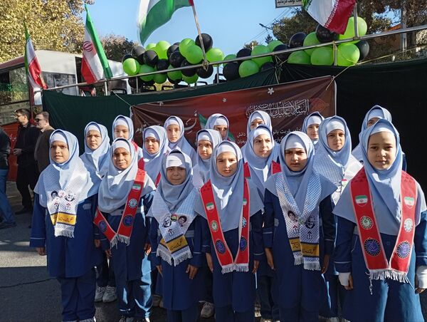 حضور پرشور دانش‌آموزان در راهپیمایی روز ۱۳ آبان