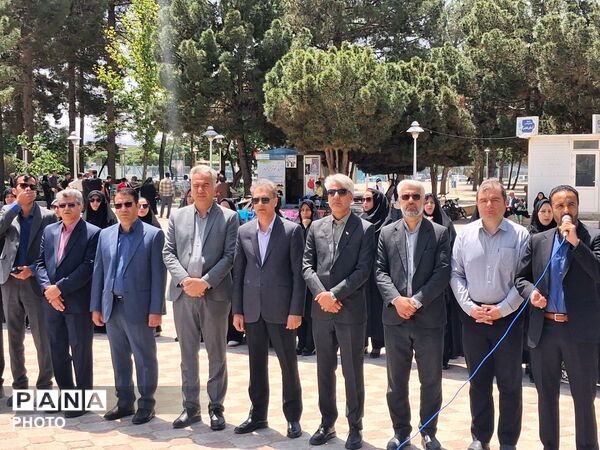 هدیه‌ای از دلِ فرهنگیان کاشمر به آسمان؛ غبارروبی مزار شهدا پیش از نماز جمعه