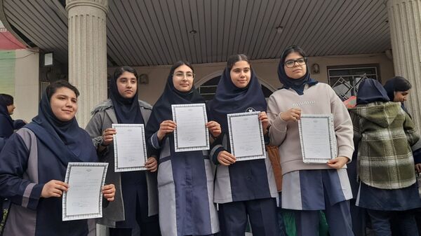 حضور حماسی دانش‌آموزان «شهدای فرهنگی ۲» در جشن سالگرد پیروزی انقلاب اسلامی  